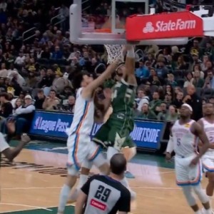 开云体育-拿你撒气！字母哥转身到篮下暴力隔扣霍姆格伦