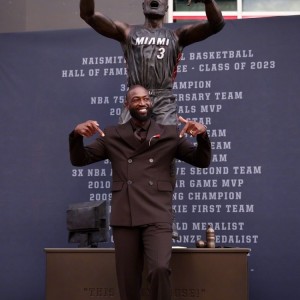 开云体育-韦德谈雕像争议：从泥塑到铜制成品差异很大 乔丹的也不像