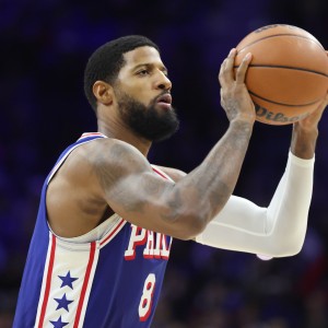 高难度！乔治强攻巴恩斯 脚滑失衡对抗防守抛投打进还要加罚